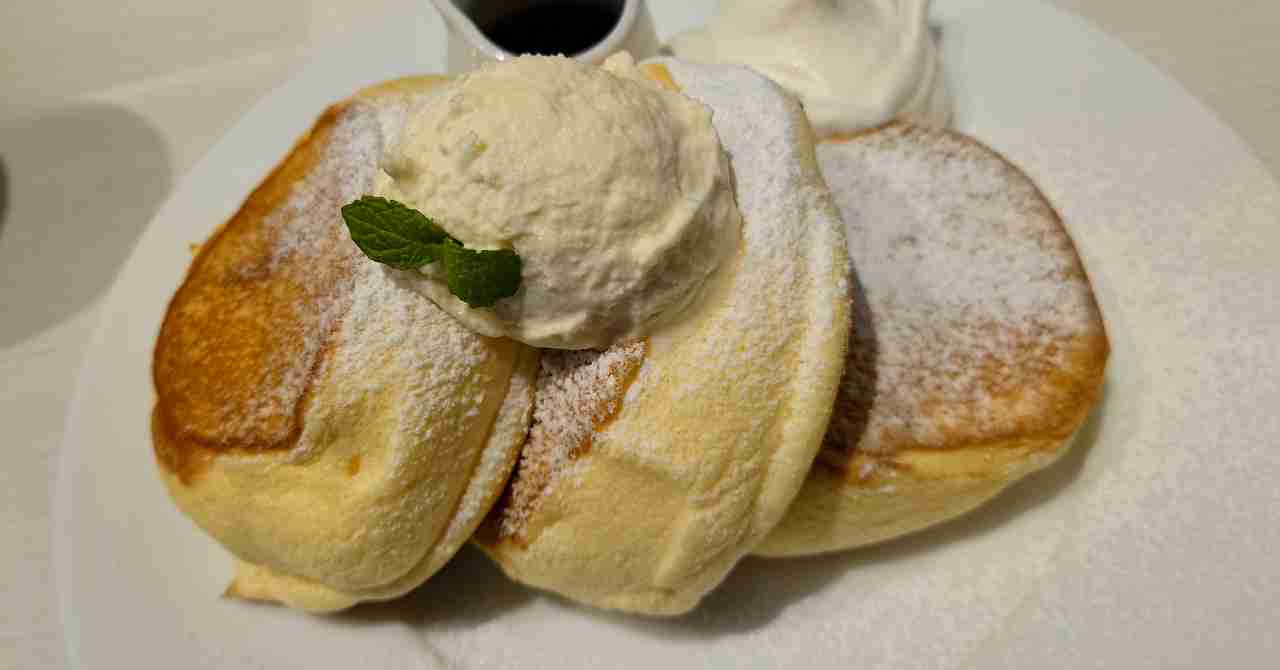バニラアイスがのっているパンケーキ